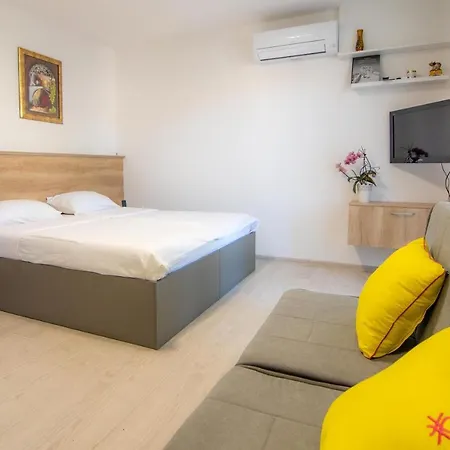 Mia - Free Parking 모스타르